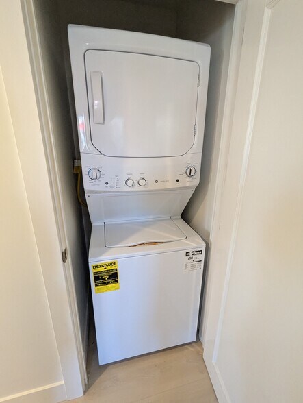 Washer Dryer - 1801A 28th Ave