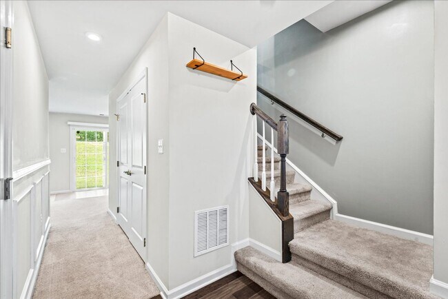 Building Photo - 6310 Crittenden Ln