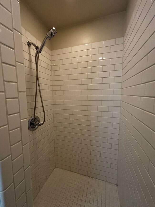 Building Photo - Brookside Charmer on secluded dead end street, just a 2 minute distance to restaurants, shopping ...
