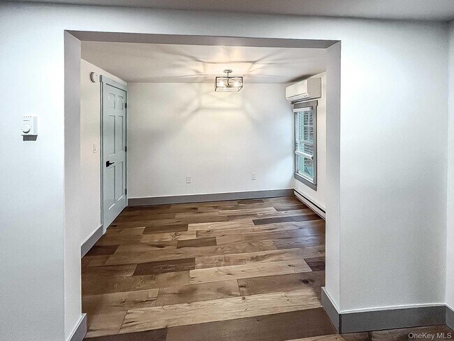 Building Photo - 5 Valley Farm Rd