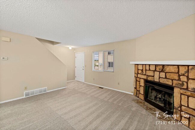 Building Photo - CHARMING 3BD/1.5BA TOWNHOME - NEW CARPET!