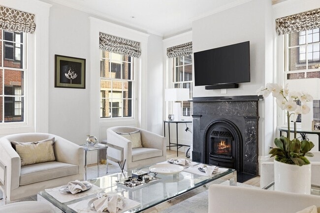 Building Photo - 50 River St