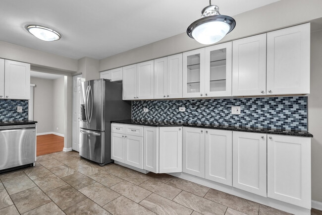 Building Photo - 1553 Stevens Dr