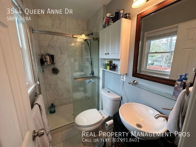 Building Photo - 3544 Queen Anne Dr