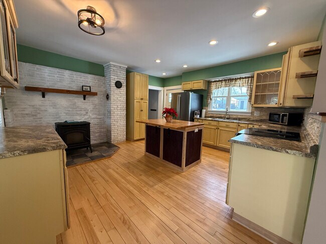 Building Photo - 672 Lisbon St