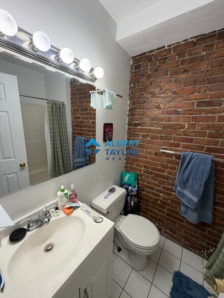 Building Photo - 210 Hemenway St