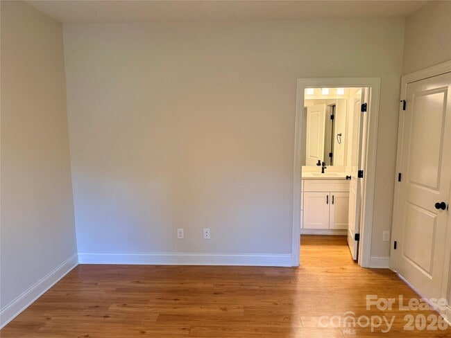 Building Photo - 521 N Linwood Ave