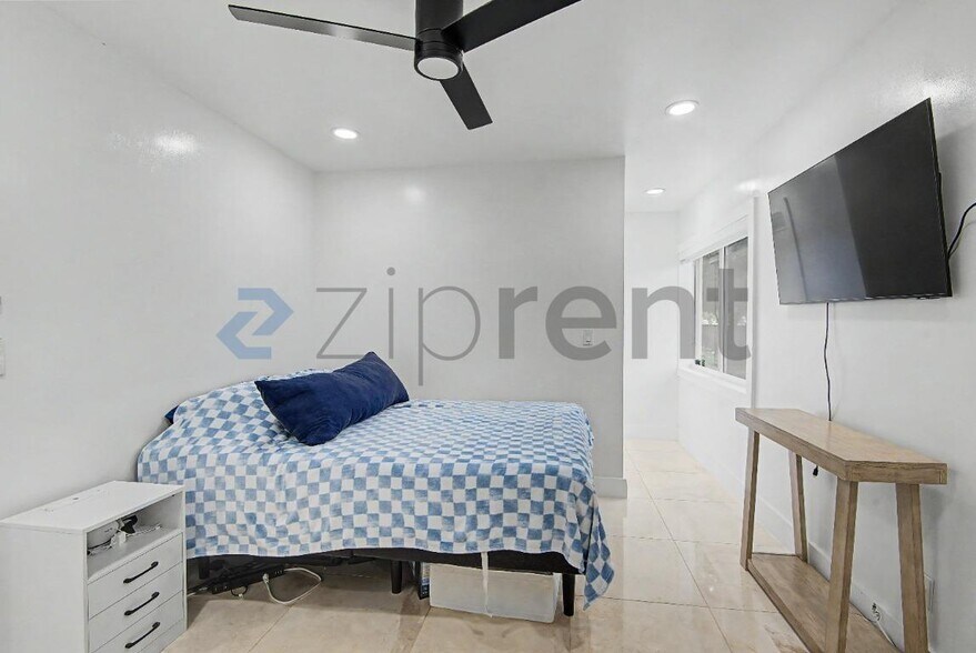 Building Photo - Unit