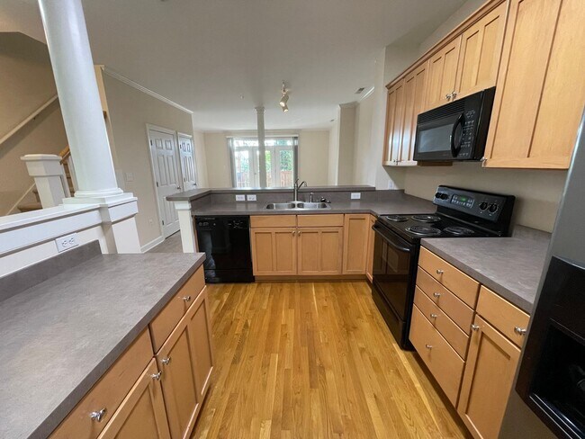 Building Photo - Wonderful location and features for this s...