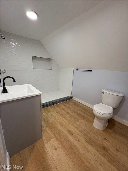 Building Photo - 946 E 79th St