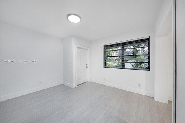 Building Photo - 1050 NE 129th St