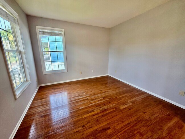 Building Photo - Elevated Four Bedroom in Rivertowne Countr...