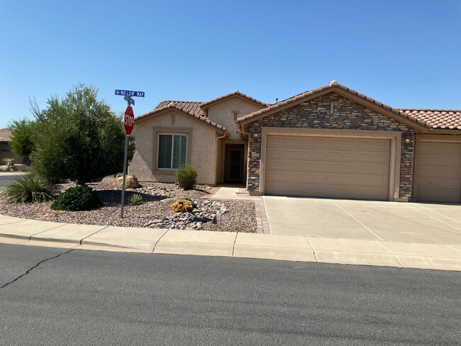 Building Photo - Charming, fully furnished, single-story re...