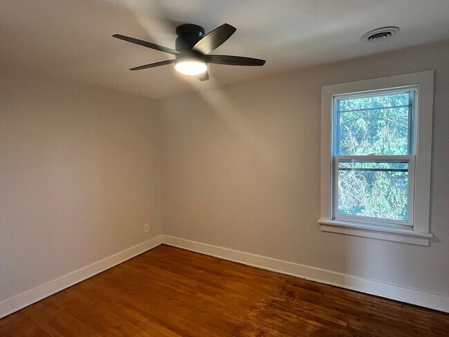 Building Photo - 322 N 2nd Ave