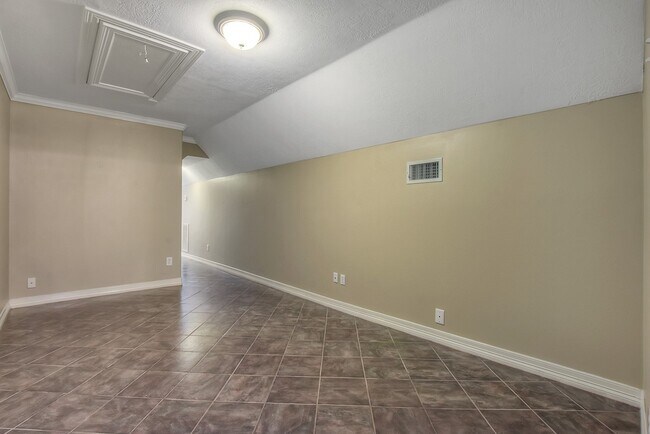 Building Photo - 10819 Lake Windcrest Blvd