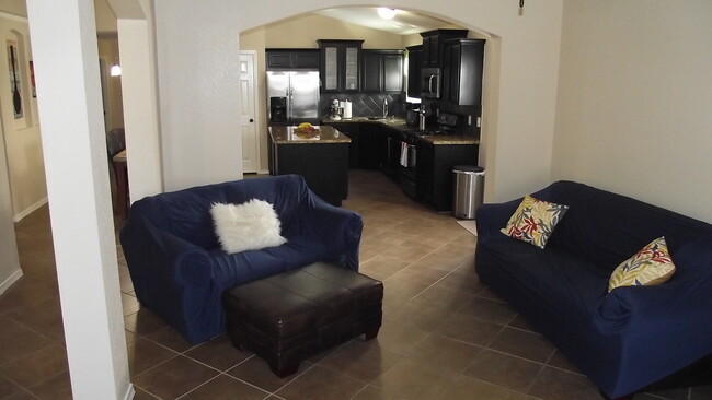 Building Photo - Northeast El Paso/Sandstone Ranch 4 bed with Refrig A/C!
