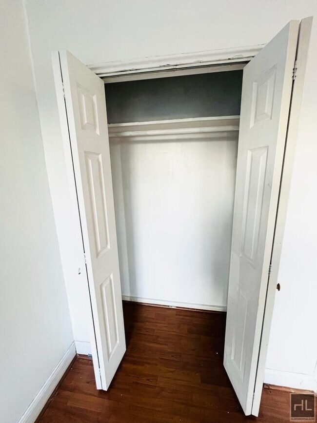 Building Photo - Your Front-Facing & Cozy 2 bedroom Apartme...