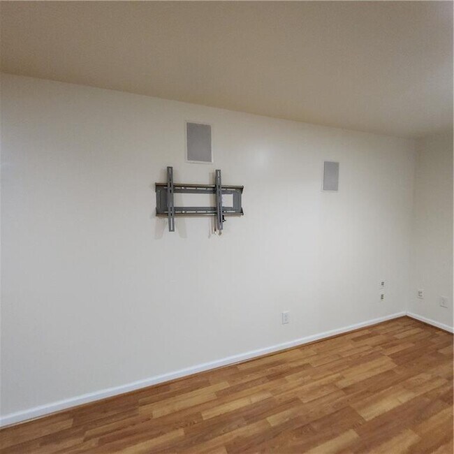 Building Photo - 1202 St James Pl