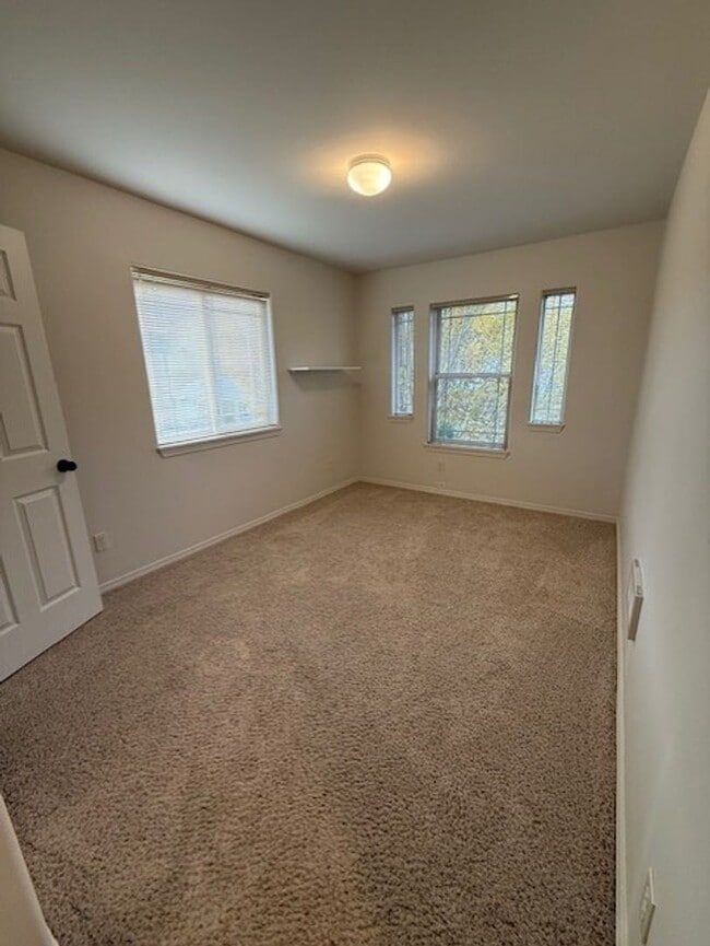 Building Photo - Spacious town home in small community.  Spacious and bright!  Available now!