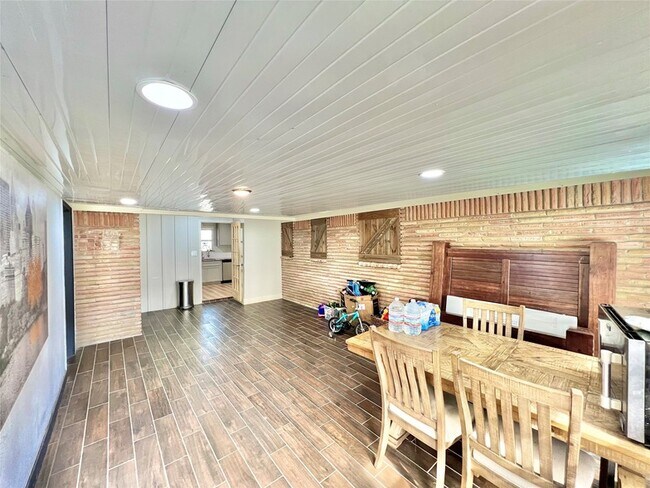 Building Photo - 4913 W 43rd St