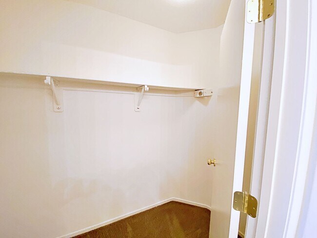 Building Photo - 2 BEDROOM 2 BATH TOWNHOME IN GATED COMMUNITY