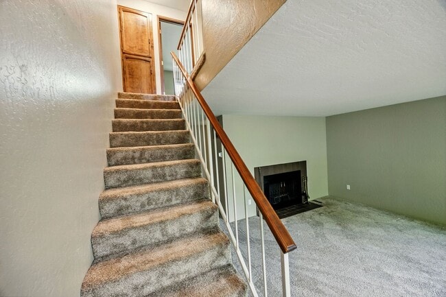 Building Photo - Renovated two bedroom townhouse near downt...