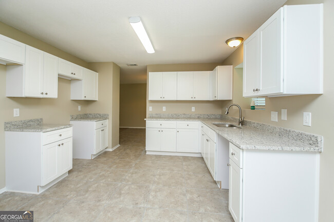 Building Photo - 1139 Redan Trce