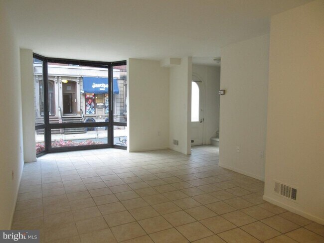 Building Photo - 2028 Walnut St