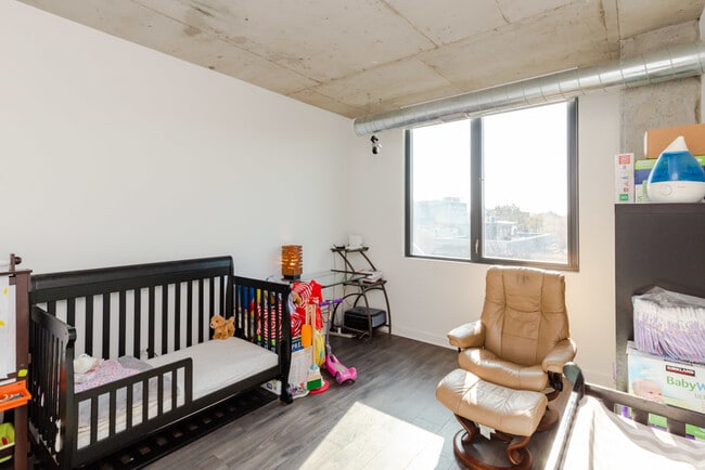 Building Photo - 1714 W Roscoe St