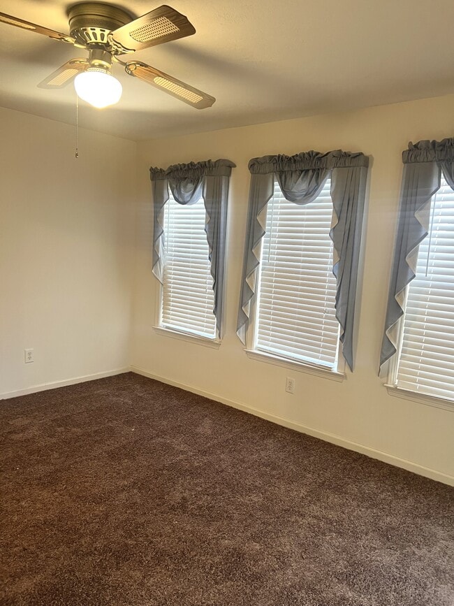 Building Photo - 107 Larkspur Ln