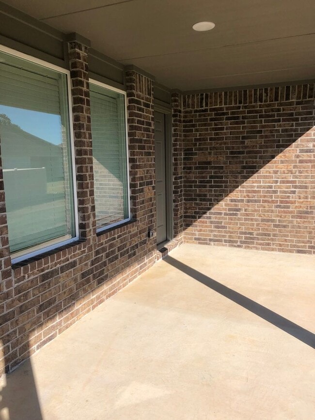 Building Photo - Rare 4 Bedroom For Rent