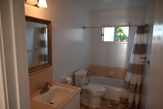Front Bath - 881 W Rialto Ave