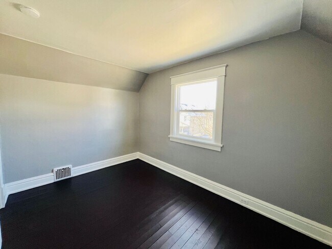 Building Photo - Beautifully finished 3 bedroom home for rent - Akron OH