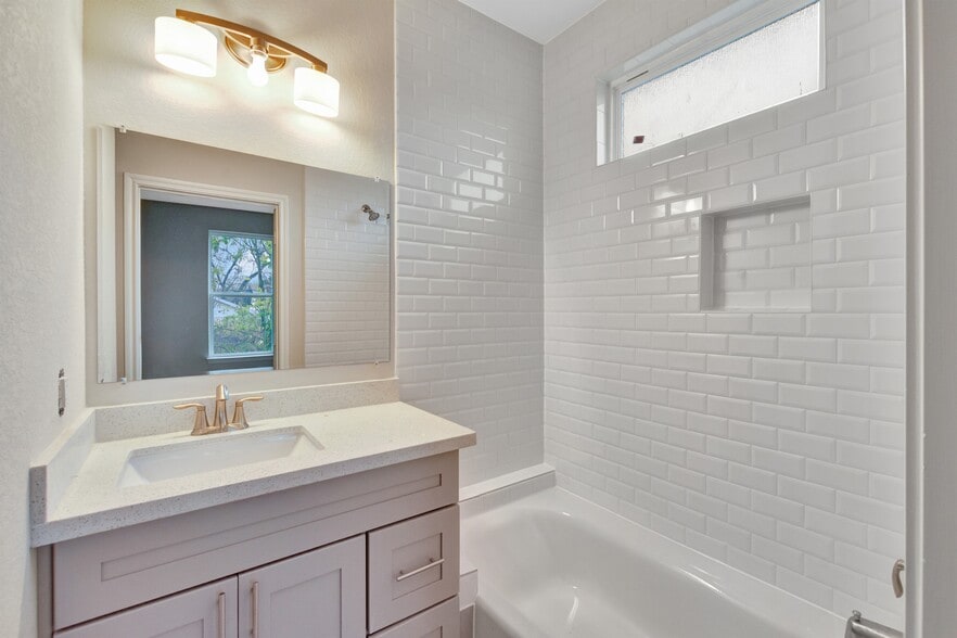 Building Photo - 21 Latham