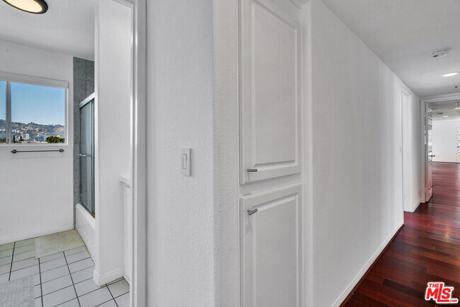 Building Photo - 116 S Croft Ave