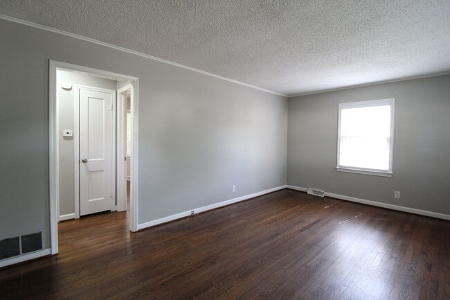 Building Photo - July 2025 FREE On This 2 Bedroom 1 Bath Ho...