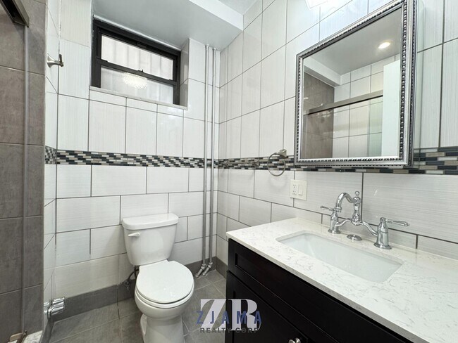 Building Photo - 493 Seventh Avenue
