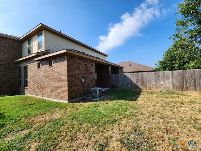 Building Photo - 501 Creekside Cir