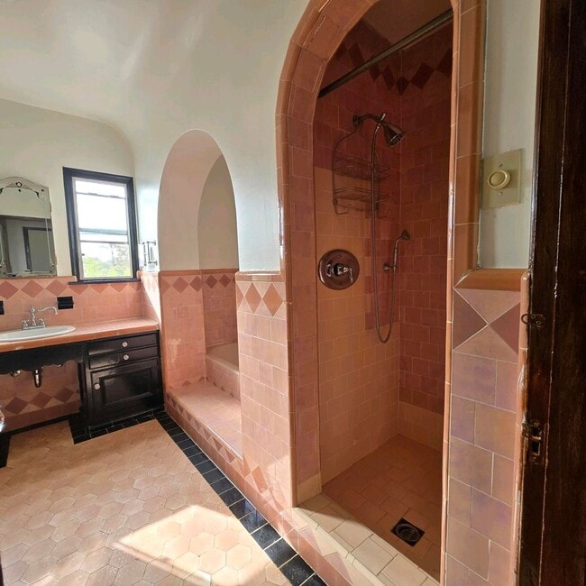 Building Photo - Large upper 2-bedroom Duplex Fairfax area