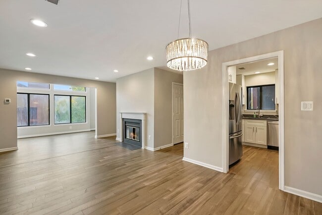 Building Photo - 2815 Lee Oaks Ct