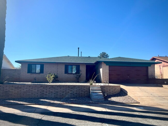 Building Photo - 1310 E Buckhorn Dr
