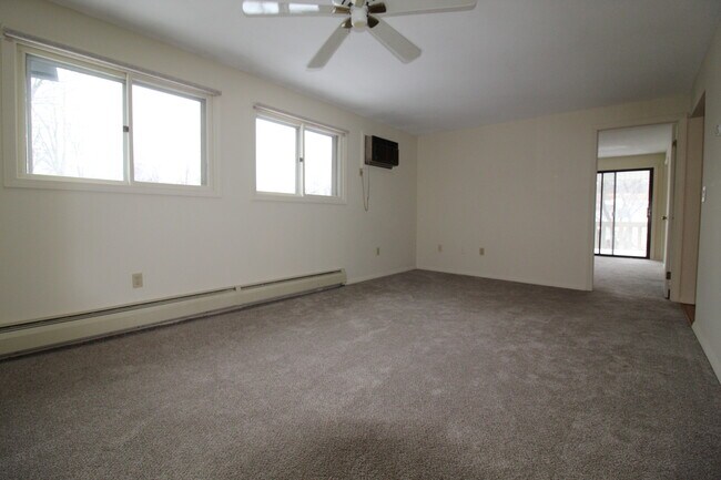 Building Photo - 207 Village Dr