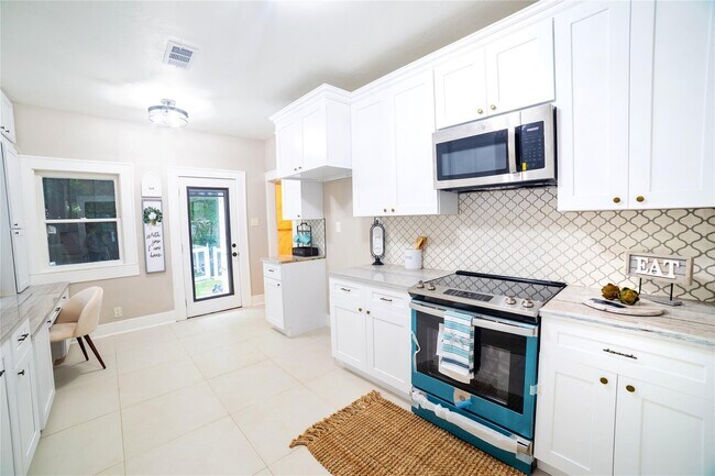 Building Photo - 420 N Live Oak St