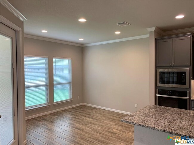 Building Photo - 515 Salt Lick Dr