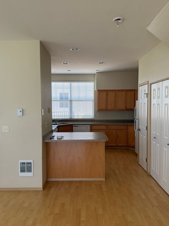 Building Photo - Charming 2-Story Townhome with Vaulted Ceilings