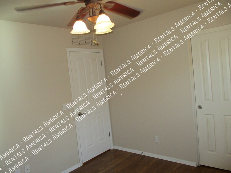 Building Photo - 1364 E Martha Dr