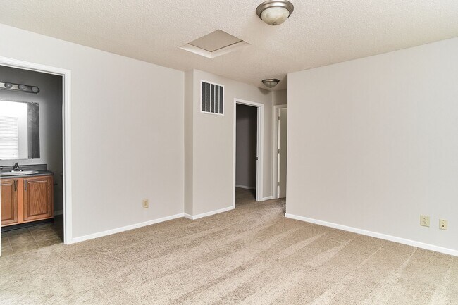 Building Photo - 3 BD + Loft in HSE Schools!