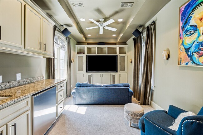 Building Photo - 4800 Palm St