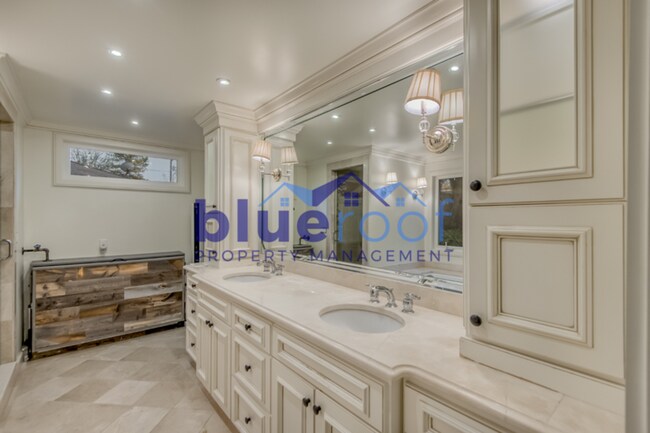 Building Photo - 8045 SW West Slope Dr