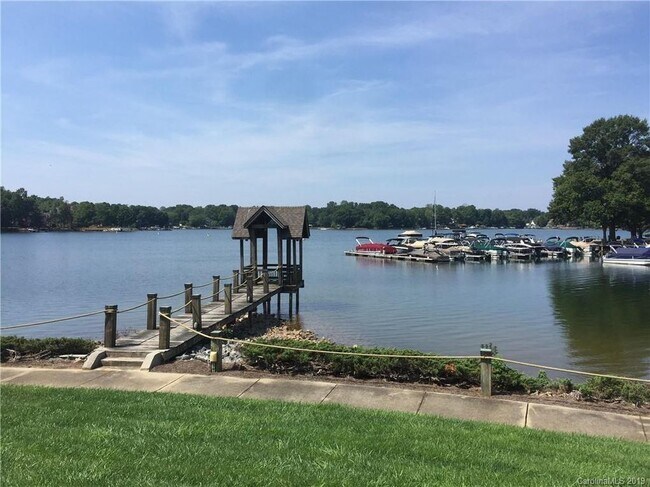 Building Photo - Fully Furnished on the Lake